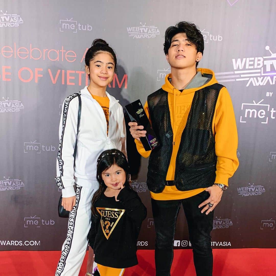 Niana Guerreroさんのインスタグラム写真 - (Niana GuerreroInstagram)「thank you for having us and for awarding us Youth Inspiration of the Year! 🤩 truly an unforgettable moment ✨🇻🇳 #METUBWebTVAsiaAwards  #Vietnam #RiseOfVietnam」12月7日 0時10分 - nianaguerrero