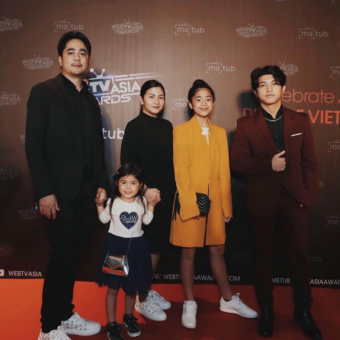 Niana Guerreroのインスタグラム：「thank you for having us and for awarding us Youth Inspiration of the Year! 🤩 truly an unforgettable moment ✨🇻🇳 #METUBWebTVAsiaAwards  #Vietnam #RiseOfVietnam」