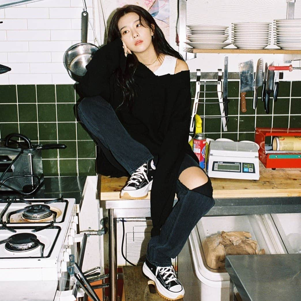 スルギさんのインスタグラム写真 - (スルギInstagram)「SEULGI - Converse x JW Anderson Collection #REDVELVET #레드벨벳 #SEULGI #슬기 #🐻」12月7日 0時14分 - kristiandawal29