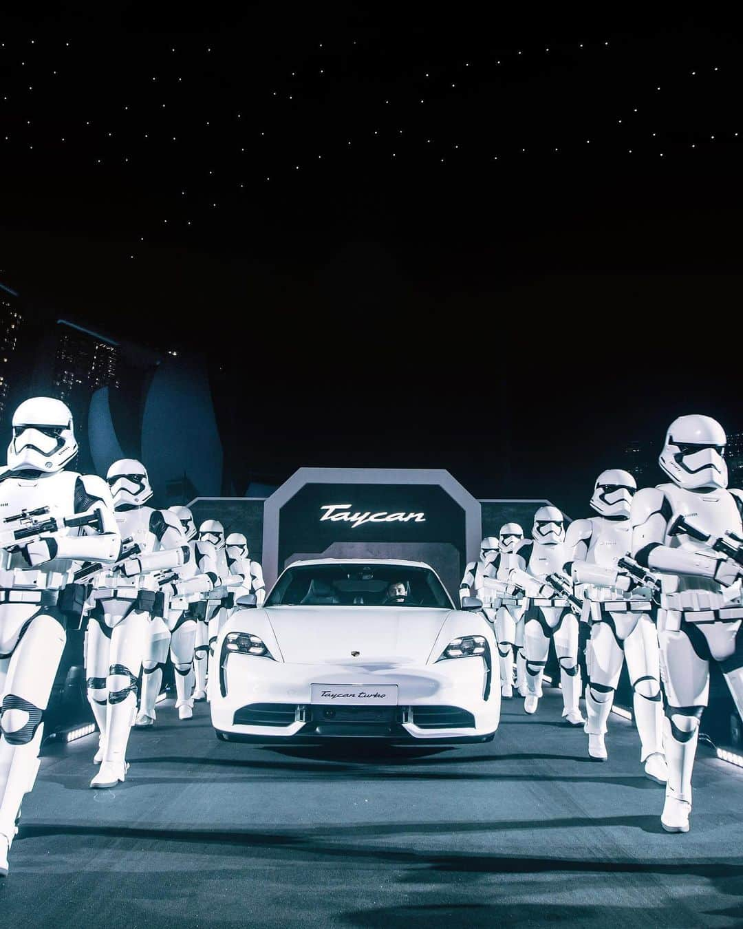 Porscheさんのインスタグラム写真 - (PorscheInstagram)「Porsche and Star Wars joined forces for the Asia Pacific premiere of the new Porsche Taycan. The visual spectacle saw a drone show electrifying the picturesque city skyline of Singapore. #TheDesignerAlliance #Porsche #TheRiseOfSkywalker _ Electricity consumption combined: 26,9 kwh/100 km; CO2 emissions combined: 0g/km」12月7日 0時15分 - porsche