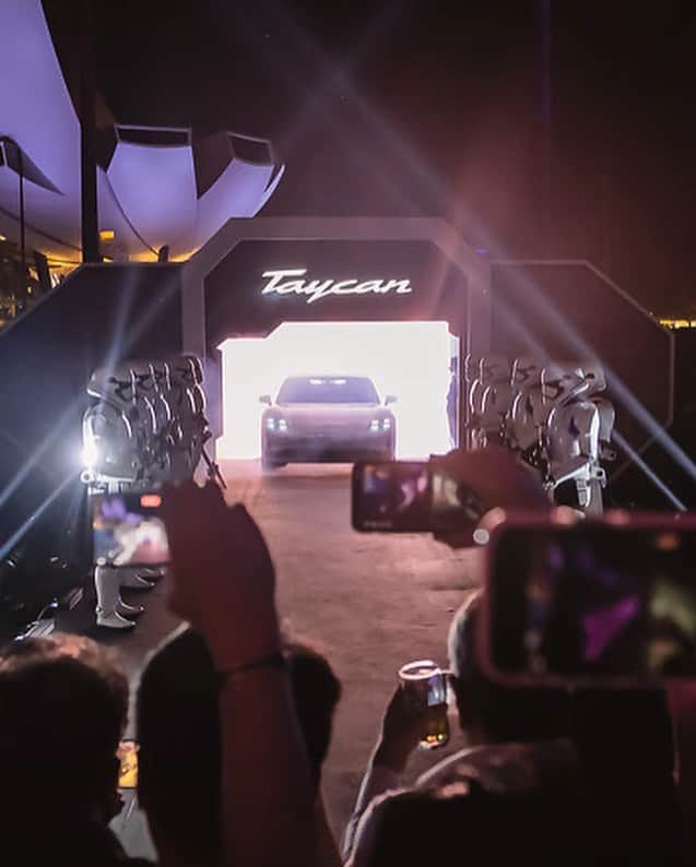 Porscheさんのインスタグラム写真 - (PorscheInstagram)「Porsche and Star Wars joined forces for the Asia Pacific premiere of the new Porsche Taycan. The visual spectacle saw a drone show electrifying the picturesque city skyline of Singapore. #TheDesignerAlliance #Porsche #TheRiseOfSkywalker _ Electricity consumption combined: 26,9 kwh/100 km; CO2 emissions combined: 0g/km」12月7日 0時15分 - porsche