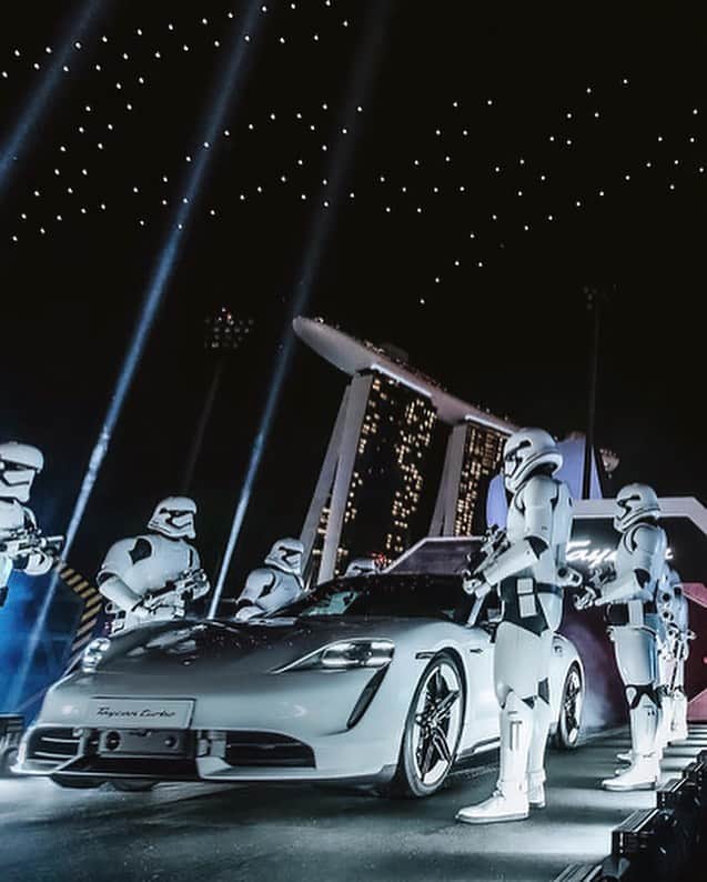 Porscheさんのインスタグラム写真 - (PorscheInstagram)「Porsche and Star Wars joined forces for the Asia Pacific premiere of the new Porsche Taycan. The visual spectacle saw a drone show electrifying the picturesque city skyline of Singapore. #TheDesignerAlliance #Porsche #TheRiseOfSkywalker _ Electricity consumption combined: 26,9 kwh/100 km; CO2 emissions combined: 0g/km」12月7日 0時15分 - porsche