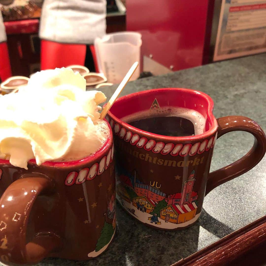 メアリー・マクドネルのインスタグラム：「Love at first sip #weihnachtsmarkt ❤️❤️❤️❤️❤️. Per Diem Alley」