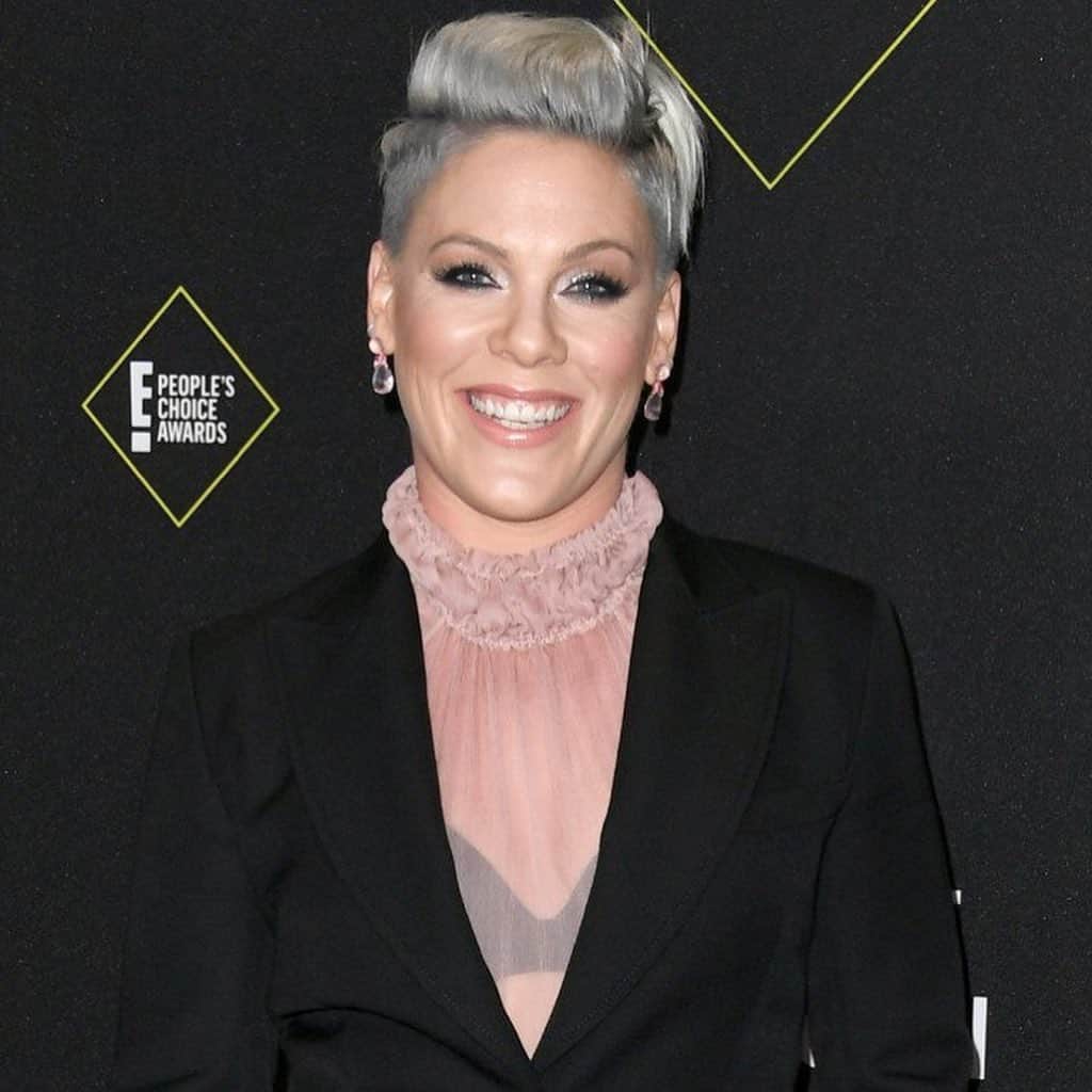 People Magazineさんのインスタグラム写真 - (People MagazineInstagram)「Pink is saying goodbye to her hair. ❤️ The singer showed off her look with a photo of her newly shaved head captioned: “Letting Go.” | 📷: Jon Kopaloff/FilmMagic, @pink」12月7日 0時17分 - people