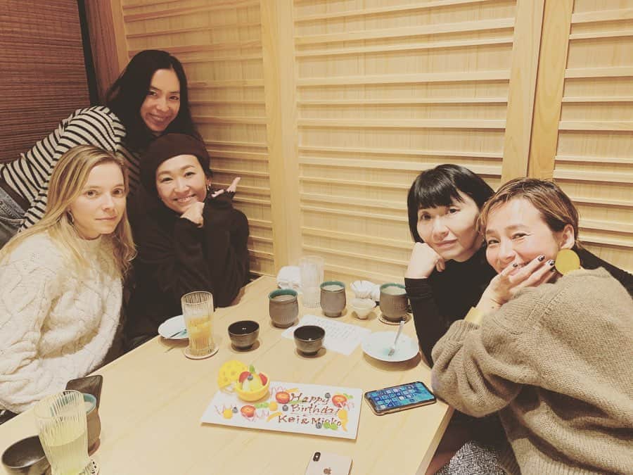 のインスタグラム：「いつもの女子達にお祝いしてもらいました❤️ 残念ながら二人欠席🥺 でも一人嬉しいスペシャルゲスト😊✨ お喋りが尽きないハッピーな夜でした💕 いつもありがとう🙏🏻❤️✨ #birthdaydinner #precioustime #girlstalk  #プレゼントは #水素風呂」