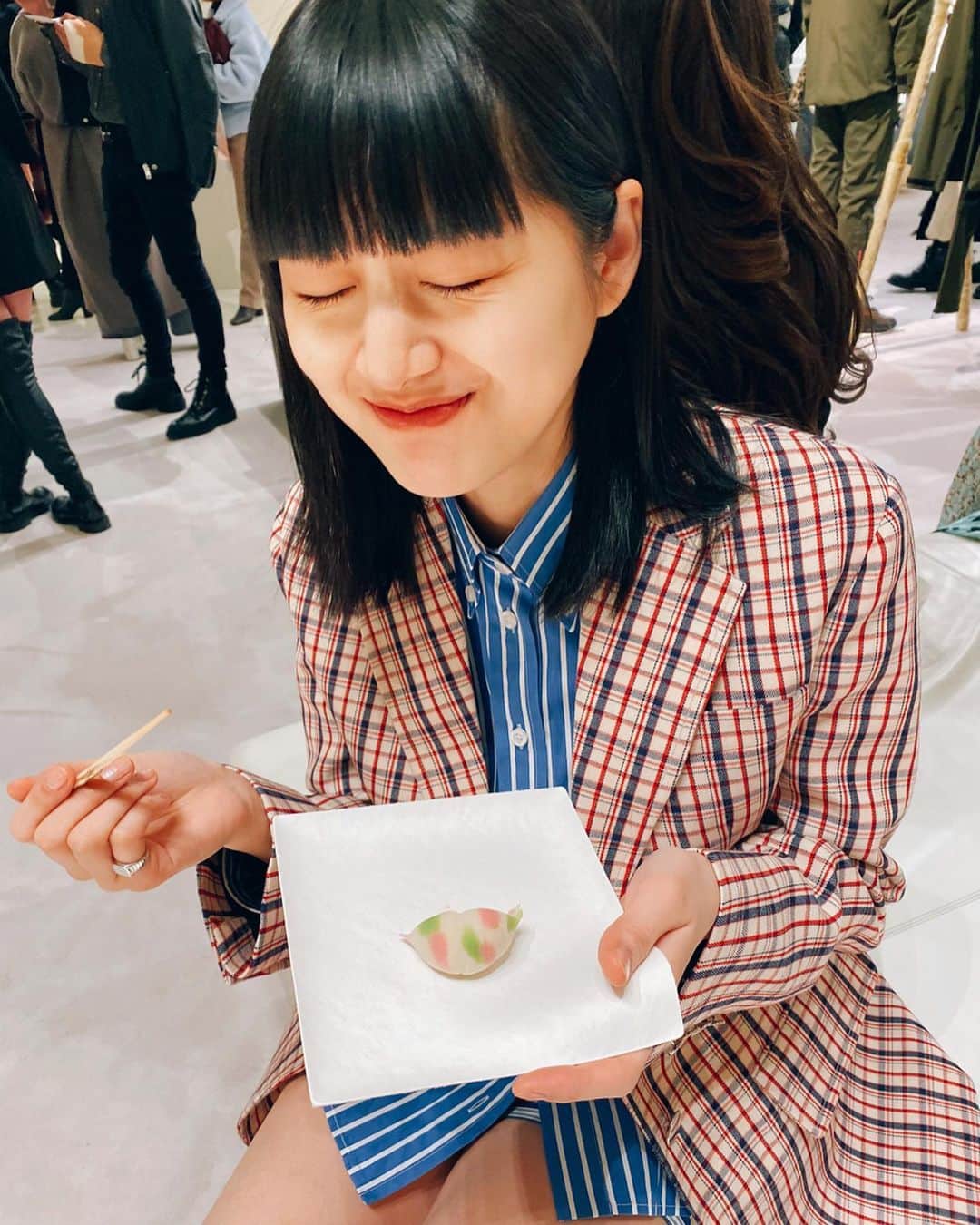 新井貴子さんのインスタグラム写真 - (新井貴子Instagram)「Quick stop at @prada tonight⚡️🖤 . 帰国してすぐ、PradaのXmas partyにお邪魔してきました🎄💓 @higashiya_higashiyaさんの美しい手作り和菓子とお茶が美味しすぎて、、🤤しばらく和菓子にハマっちゃいそう🤔🍡🍵」12月7日 0時18分 - kikoarai