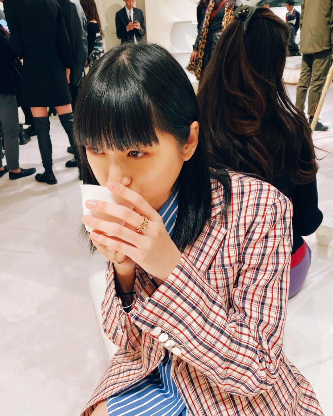 新井貴子さんのインスタグラム写真 - (新井貴子Instagram)「Quick stop at @prada tonight⚡️🖤 . 帰国してすぐ、PradaのXmas partyにお邪魔してきました🎄💓 @higashiya_higashiyaさんの美しい手作り和菓子とお茶が美味しすぎて、、🤤しばらく和菓子にハマっちゃいそう🤔🍡🍵」12月7日 0時18分 - kikoarai