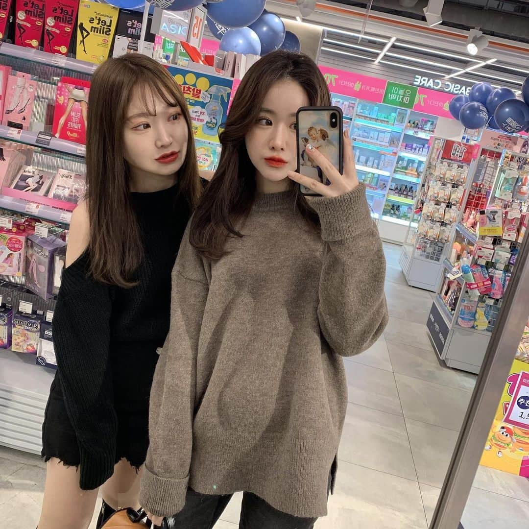 RIONさんのインスタグラム写真 - (RIONInstagram)「韓国なう🇰🇷−8度の死にそう🥶 ペディンの中は＠fifth_store の#サイドスリットロールアップスリーブニット ❤️ #fifthtl ﻿﻿ #fifth #フィフス﻿﻿ #ootd﻿﻿ #プチプラコーデ﻿﻿ #低身長コーデ #プチプラファッション #ニット #ニットコーデ #トップス  #パンツコーデ #カジュアル  #カジュアルコーデ」12月7日 0時19分 - rionyouyou