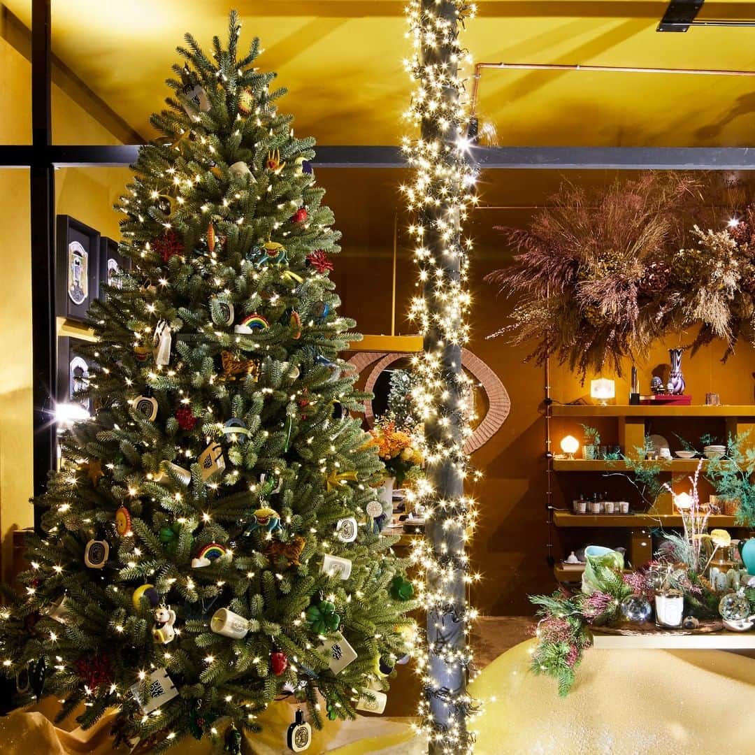 のインスタグラム：「The magic is blooming at Le bazar, the new decorative objects collection of diptyque. Gold and light are playing together to create a warm and radiant atmosphere. Come to see our gifts selection at le bazar de diptyque, 16 rue Saint Roch and 56 Rue de Passy, Paris. #diptyquebazar #homedecor #design #giftinspiration #shoppingparis」