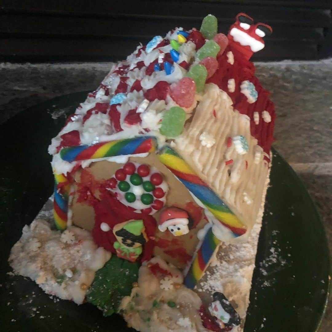 メリッサ・ジョーン・ハートさんのインスタグラム写真 - (メリッサ・ジョーン・ハートInstagram)「These trouble makers went sledding on our bagels! But the gingerbread houses my sis Sammy made with Tucker are the most impressive so I had to post. 🎅🏻」12月7日 0時23分 - melissajoanhart