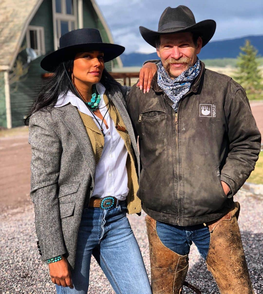 レイチェルロイさんのインスタグラム写真 - (レイチェルロイInstagram)「Goes to Montana 🤠 falls in love  #RachelRoy #BigSkyCountry #PawsUp #Montana」12月7日 0時39分 - rachel_roy