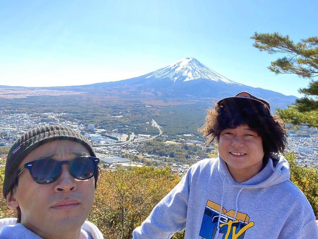 としみつのインスタグラム：「旅行の旅！山梨での写真！🗻 山梨はゆったりしていて良いところでした。ドライブにも最適ですね。今度はワイン飲みたいです🍷  また行きたいなぁ。  #東海オンエア #山梨県 #旅行の旅」