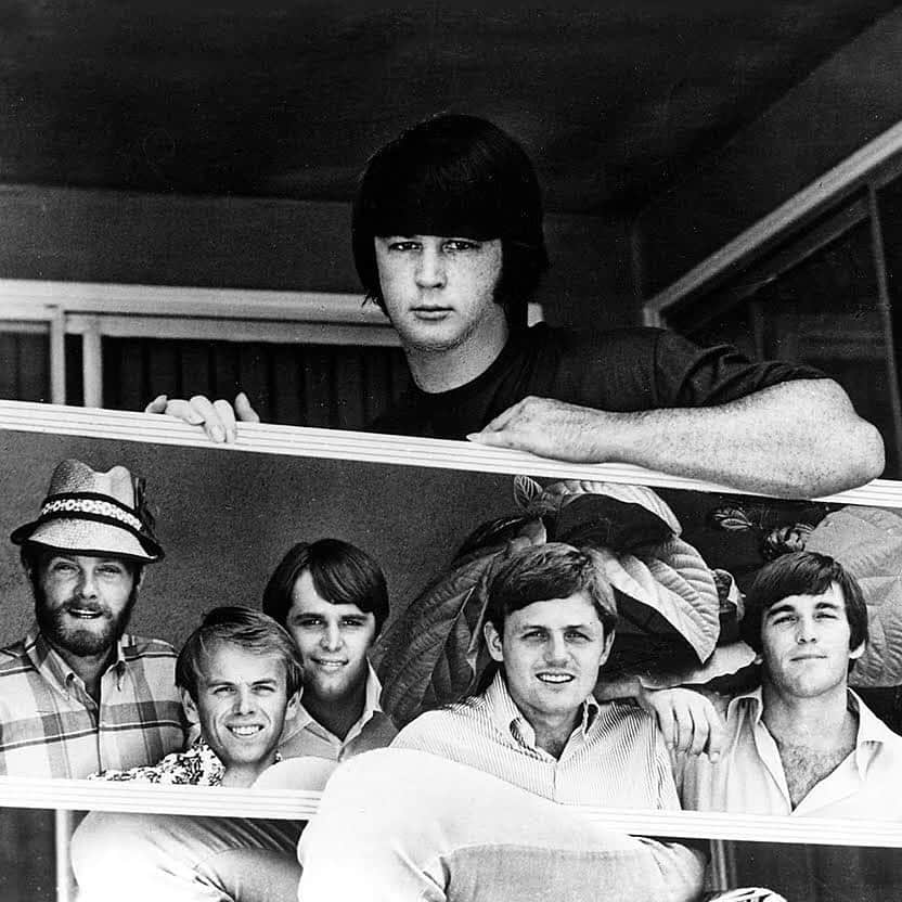 ブライアン・ウィルソンさんのインスタグラム写真 - (ブライアン・ウィルソンInstagram)「1966: Brian holding up a mirror to the ‘Boys.  #1966 #thebeachboys #petsounds」12月7日 0時39分 - brianwilsonlive