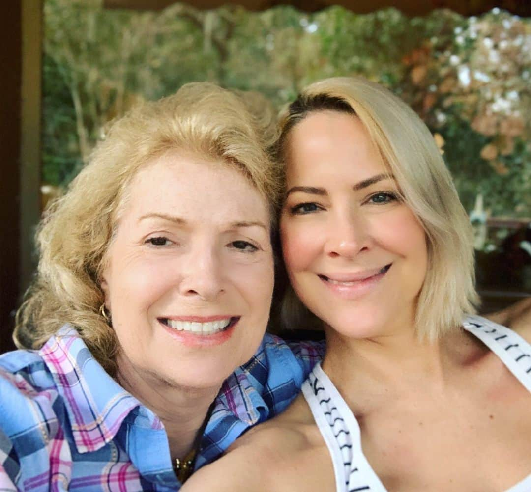 ブリタニー・ダニエルさんのインスタグラム写真 - (ブリタニー・ダニエルInstagram)「#FBF to spending time with my mom in #Florida. I miss her already!! #family #momlove」12月7日 0時37分 - iambdaniel