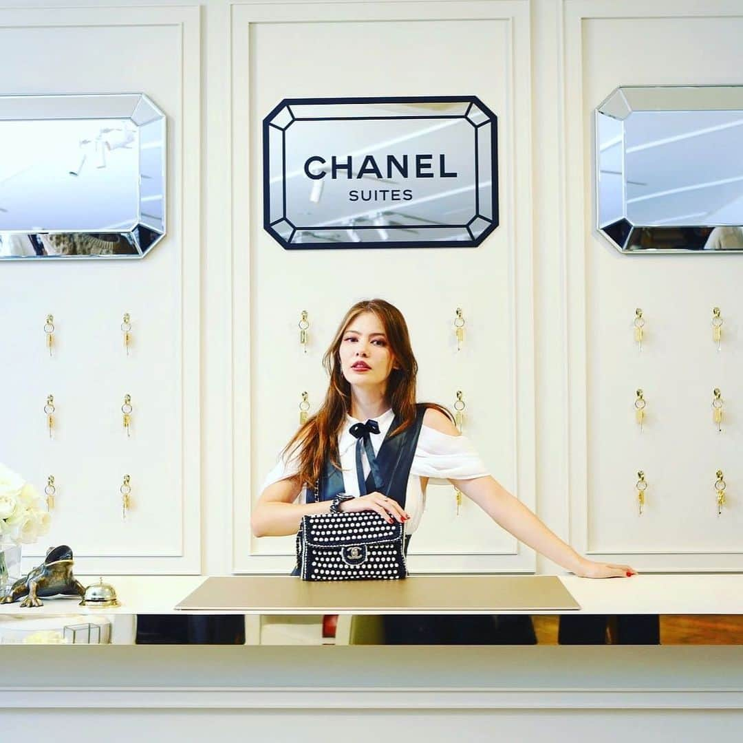 湊ジュリアナさんのインスタグラム写真 - (湊ジュリアナInstagram)「CHANEL SUITES のPOP UPイベントに行って来ました〜素敵なジュエリーとオシャレなお部屋の空間でした〜🥰 ✨ ✨ ✨ ✨ @chanelofficial  #chanelsuites #chaneljewelry #chanel #シャネル #シャネルジュエリー #シャネル時計 #シャネル好き　#chanelsuites #chanelfinejewelry」12月7日 0時48分 - julianaminato