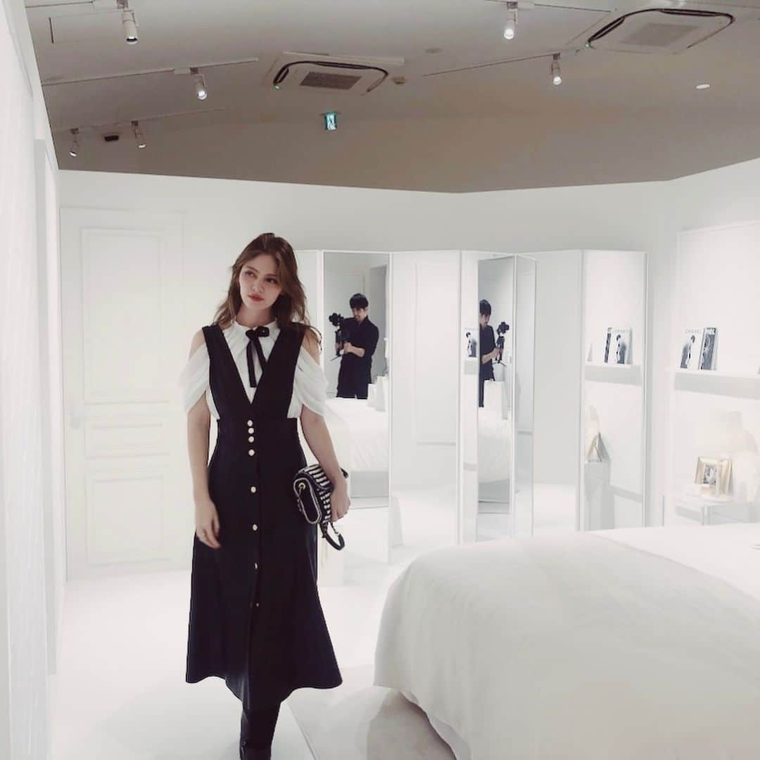 湊ジュリアナさんのインスタグラム写真 - (湊ジュリアナInstagram)「CHANEL SUITES のPOP UPイベントに行って来ました〜素敵なジュエリーとオシャレなお部屋の空間でした〜🥰 ✨ ✨ ✨ ✨ @chanelofficial  #chanelsuites #chaneljewelry #chanel #シャネル #シャネルジュエリー #シャネル時計 #シャネル好き　#chanelsuites #chanelfinejewelry」12月7日 0時48分 - julianaminato