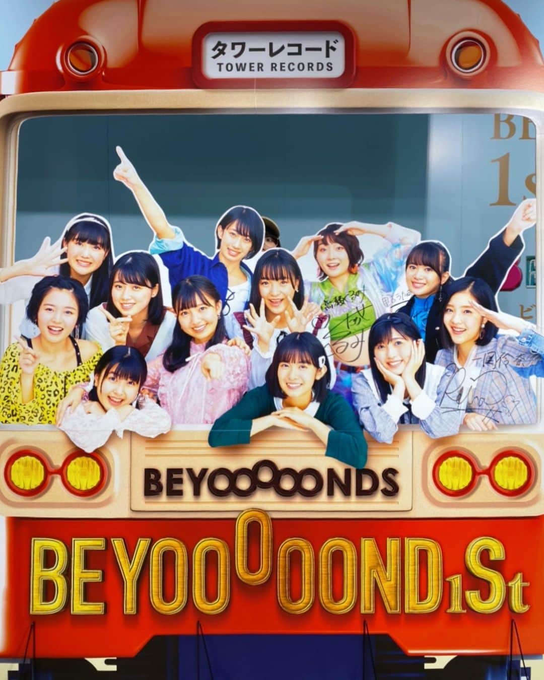 ぱいぱいでか美のインスタグラム：「ちょっと今更感ありますがBEYOOOOONDSさんアルバム発売おめでとうございます ꙳ #beyooooonds #beyooooond1st #towerrecords #渋谷 ꙳ カントリーのCD買いに行ったときに ビヨのフォトスポット見つけて撮った〜！ 元年バンジージャンプが好きすぎてやばいです。 ほんと幸せな気持ちになる曲です。可愛い。 サンリオのコラボグッズ絶対通販してくれ……。 . ↑コメントで教えてもらいましたが通販あるそうで！ 可愛さにやられてなんも情報よめてなかった。笑 売り切れたら受注も検討してくださいお願いします！」