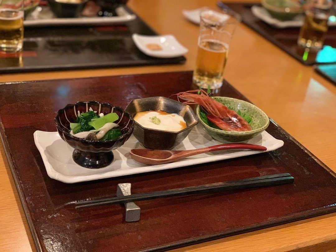 戸島花さんのインスタグラム写真 - (戸島花Instagram)「先日ゆかりさんの誕生日祝いで、ずっと行きたかった下北沢にある打心蕎庵 @dashinsoan へ👏 お蕎麦屋さんで呑むなんて大人になったね〜なんて話しながら😂、次から次へと出てくる美味しい食べ物にテンションもあがりお酒も進み、みんなずっと笑ってました。 3枚目の写真は鴨なんだけど、こんなにぶりんぶりんな鴨は初めて！でも柔らかくて☺️ああ思い出しよだれ🤤 他にもだし巻き卵、ごぼうの天ぷらに、白子の天ぷら、そしてそして鱧しゃぶ、、沢山食べたのに写真撮り忘れた😭また行くからいいんだ😭😭 落ち着く空間で、お店の方も素敵で、またみんなで行きたいな☺️💯✨ #下北沢 #蕎麦 #そば #打心蕎庵 #食べログ #百名店2019」12月7日 0時42分 - tojima_hana