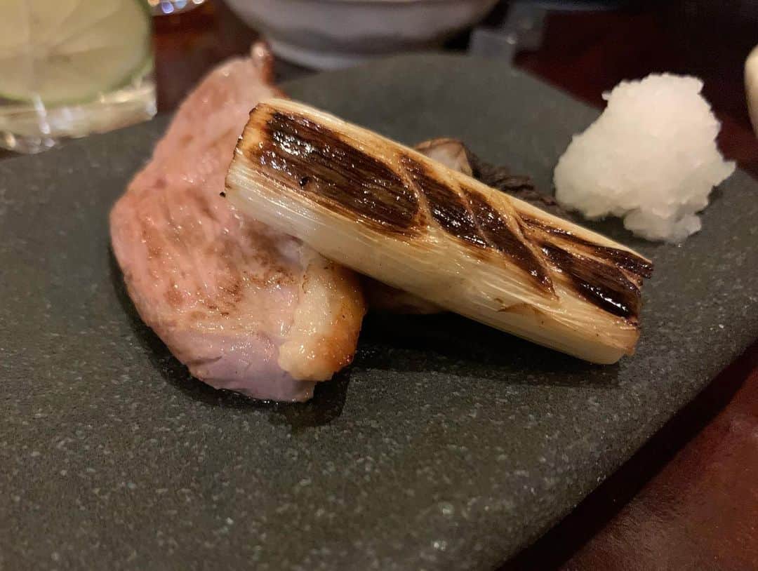 戸島花さんのインスタグラム写真 - (戸島花Instagram)「先日ゆかりさんの誕生日祝いで、ずっと行きたかった下北沢にある打心蕎庵 @dashinsoan へ👏 お蕎麦屋さんで呑むなんて大人になったね〜なんて話しながら😂、次から次へと出てくる美味しい食べ物にテンションもあがりお酒も進み、みんなずっと笑ってました。 3枚目の写真は鴨なんだけど、こんなにぶりんぶりんな鴨は初めて！でも柔らかくて☺️ああ思い出しよだれ🤤 他にもだし巻き卵、ごぼうの天ぷらに、白子の天ぷら、そしてそして鱧しゃぶ、、沢山食べたのに写真撮り忘れた😭また行くからいいんだ😭😭 落ち着く空間で、お店の方も素敵で、またみんなで行きたいな☺️💯✨ #下北沢 #蕎麦 #そば #打心蕎庵 #食べログ #百名店2019」12月7日 0時42分 - tojima_hana