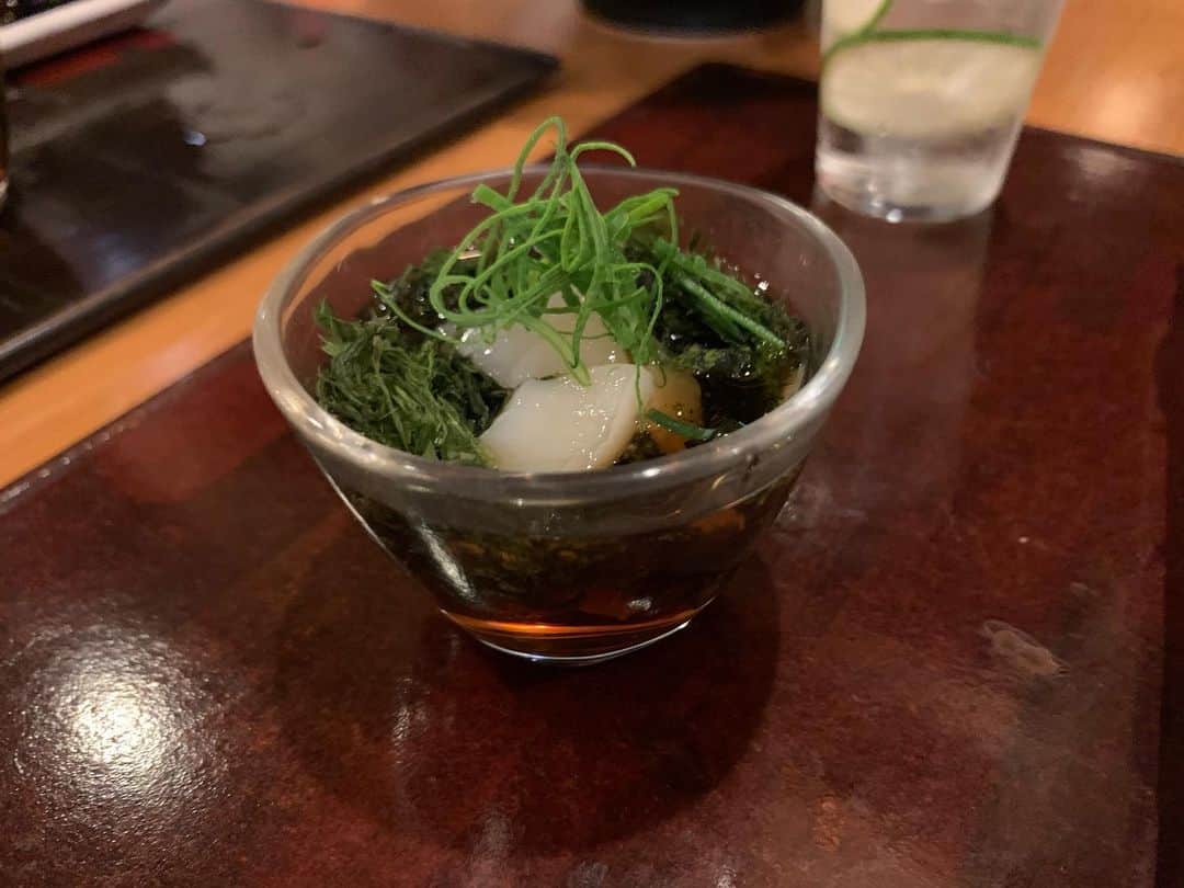 戸島花さんのインスタグラム写真 - (戸島花Instagram)「先日ゆかりさんの誕生日祝いで、ずっと行きたかった下北沢にある打心蕎庵 @dashinsoan へ👏 お蕎麦屋さんで呑むなんて大人になったね〜なんて話しながら😂、次から次へと出てくる美味しい食べ物にテンションもあがりお酒も進み、みんなずっと笑ってました。 3枚目の写真は鴨なんだけど、こんなにぶりんぶりんな鴨は初めて！でも柔らかくて☺️ああ思い出しよだれ🤤 他にもだし巻き卵、ごぼうの天ぷらに、白子の天ぷら、そしてそして鱧しゃぶ、、沢山食べたのに写真撮り忘れた😭また行くからいいんだ😭😭 落ち着く空間で、お店の方も素敵で、またみんなで行きたいな☺️💯✨ #下北沢 #蕎麦 #そば #打心蕎庵 #食べログ #百名店2019」12月7日 0時42分 - tojima_hana