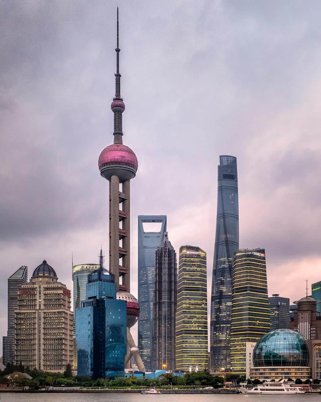 Nicanor Garcíaのインスタグラム：「Shapes of Shanghai : Siluetas de Shanghai #nicanorgarcia @travelarchitectures  After getting to know the MINI LIVING project in Shanghai last week. Now I'm excited to travel to New York to experience even more about the world of and especially the first all-electric #MINI @MINI #ChargedWithPassion #MINIElectric」