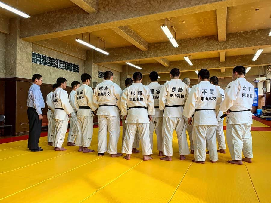 野村忠宏さんのインスタグラム写真 - (野村忠宏Instagram)「未来に向かって頑張る若者を応援し支える「エールキャラバン 2019」このプロジェクトに携わって5年目になります。本日は、京都府の東山高等学校を訪問し、高いレベルで競技に取り組んでいる学生に講演、柔道部員に部活指導を行いました。真剣に話を聴いてくれた生徒さん、熱意を持って柔道に取り組んでくれた部員のみなさん、ありがとう。意識することの大切さを理解してもらえたら嬉しいです。間違いなく質が変わる！ #大塚製薬 #ポカリスエット #エールプロジェクト #5年目 #12月6日 #東山高等学校 #京都府 #講演 #柔道指導 #執念 #礼儀 #礼節 #努力への意識 #野村忠宏」12月7日 0時44分 - nomura60kg