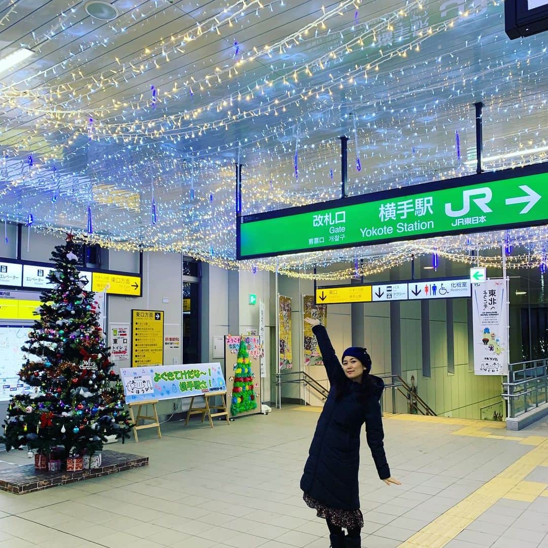ティーナ・カリーナのインスタグラム：「横手駅のイルミネーション綺麗❄️ 外はすごい雪でした。  #横手駅 #イルミネーション」