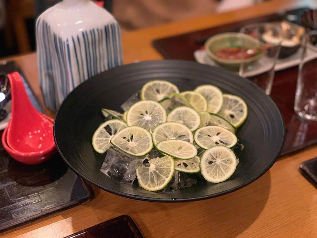 戸島花のインスタグラム：「打心蕎庵で感動したお酒🥺 柚香＋焼酎。今年はこれでもう最後だったそう。 もうねこれだけでも行く価値あり！１杯目ならぬ１皿目も良いんだけど、ここにまた追い柚香と追い焼酎も最高。途中から、もうグラスに移さずにお皿のまんま呑みたかった。 ２枚目は最強のあて。鴨味噌焼き。真っ黒で怖かったんだけど笑、ひと舐めしたらみんな止まらなかった😂 最後に集合写真撮って、このあとみんなで神社へ行きました☺️👏 #下北沢 #蕎麦 #そば #打心蕎庵」