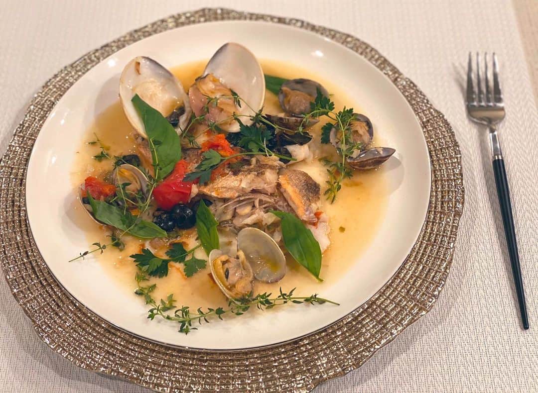 林村ゆかりのインスタグラム：「アクアパッツァとプッタネスカ作りました！一度お料理教室通って😄本業の方から学ぶと今までやってた料理と全然違うから面白いなぁ🥰 アクアパッツァはフレンチみたいで美味しかった❤︎お家で美味しいもの食べることは幸福度高いですね🥺  #アクアパッツァ#プッタネスカ#イタリアン」