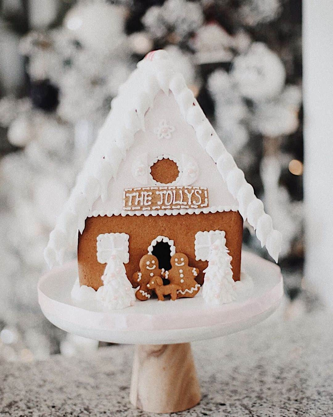 Stephanie Sterjovskiさんのインスタグラム写真 - (Stephanie SterjovskiInstagram)「I really feel like I married in to having the best last name (especially for the season) 🥰🎄💫👏 @nealjolly // Custom gingerbread house made by @ledolci 💕 #TisTheSeasonToBeJolly #TeamJolly」12月7日 0時57分 - stephsjolly