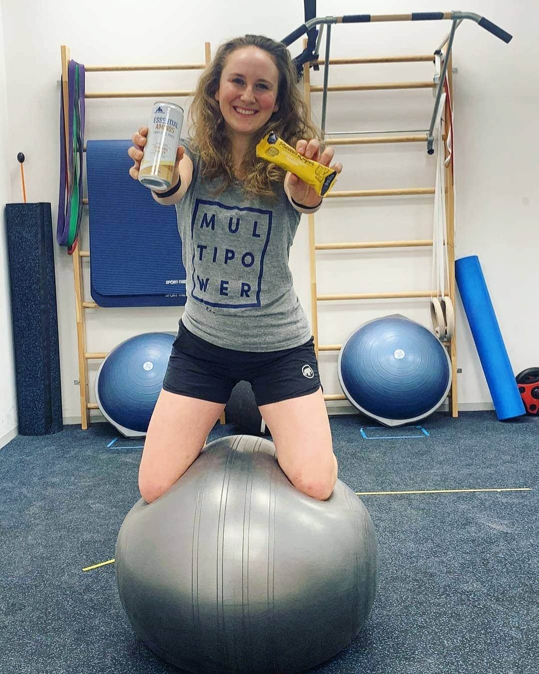 ハンナ・シューベルトのインスタグラム：「#GEWINNSPIEL 🎅🎉 In Kooperation mit @multipower.at darf ich 2 #multipoweraustria Startpakete an dich und deinen Trainings buddy verlosen😊 .  2x 100% pure whey 2x Protein Layer Box mit 18 Riegeln 2x #multipower shaker .  Was du dafür tun musst? 🔹@multipower.at & mir folgen 🔹Bild liken 🔹Deinen Trainings buddy markieren😄 Für einen Repost in der Story gibt es ein  extralos🙈 .  VIEL GLÜCK!😌🍀 .  Das Gewinnspiel endet am 12.12 und steht in keinem Zusammenhang mit Instagram. Gewinner wird per Zufallsgenerator ausgelost und per PN benachrichtigt. Keine Barauszahlung möglich. Versand nur nach Österreich 🇦🇹 der Rechtsweg ist ausgeschlossen. . . #multipoweraustria #multipower #gewinnspiel #giveaway #austria #purewhey #Proteinlayer #shaker  #goodluck #vielglück #poweryourday #teammultipoweraustria」