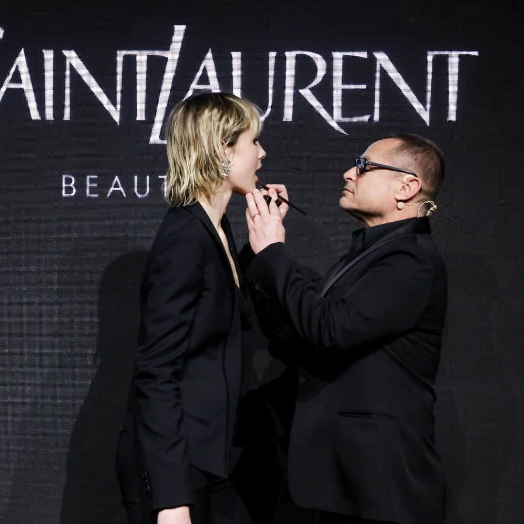 Yves Saint Laurent Beautyさんのインスタグラム写真 - (Yves Saint Laurent BeautyInstagram)「Caught on camera: Tom Pecheux, Global Beauty Director for YSL Beauty demonstrated the endless powers of Rouge Pur Couture The Slim Sheer Matte on YSL Beauty’s bold beauty muse, Edie Campbell. “The Slim Sheer Matte works best when you play around with it", he says. "You can layer it to create your own colours, you can layer it by placing slightly lighter or darker colours in the centre of your lips. And because the lipstick has a pretty matte finish, it’s very stable, it lasts for a while.” @tompecheux @ediebcampbell  ROUGE PUR COUTURE THE SLIM SHEER MATTE #yslbeauty #dressedinrouge #crosstheline」12月7日 0時59分 - yslbeauty