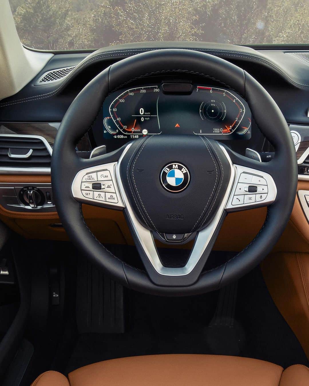 BMWのインスタグラム：「A VIP seat with a magnificent view. The BMW 7 Series.  #THE7 #BMW #7Series」