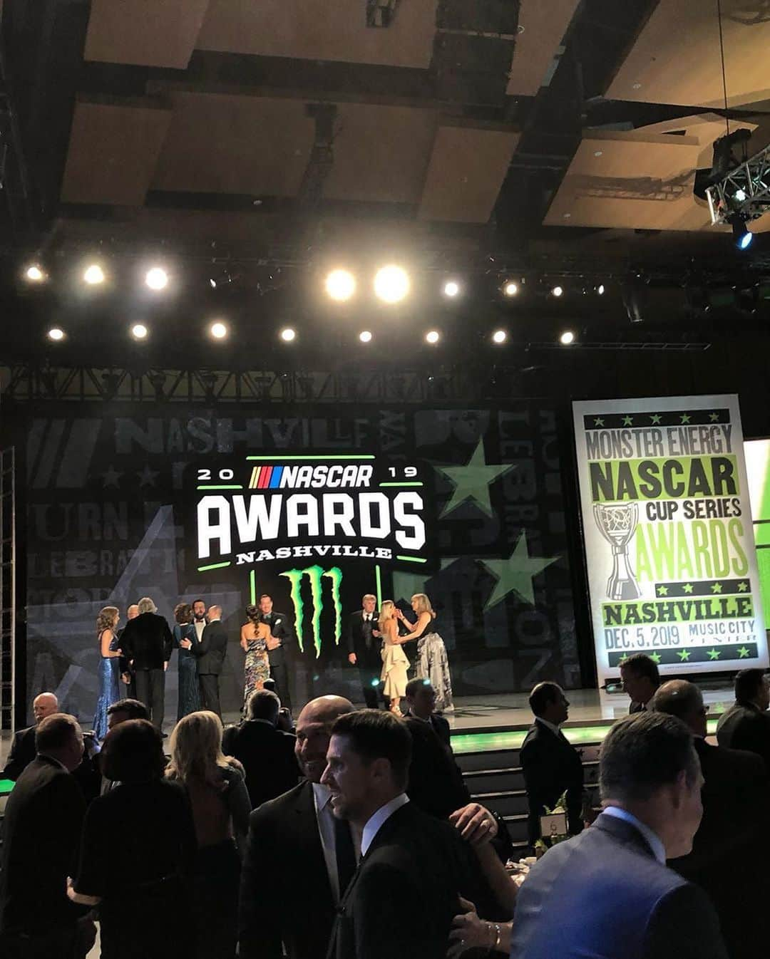 3 Doors Downさんのインスタグラム写真 - (3 Doors DownInstagram)「"We had a great time last night at the @nascar Awards with @dalejr and @mrsamyearnhardt. It was an honor to be there. Thank y’all for havin’ us!" - @brad3doorsdown #ChampionsWeek」12月7日 1時03分 - 3doorsdown