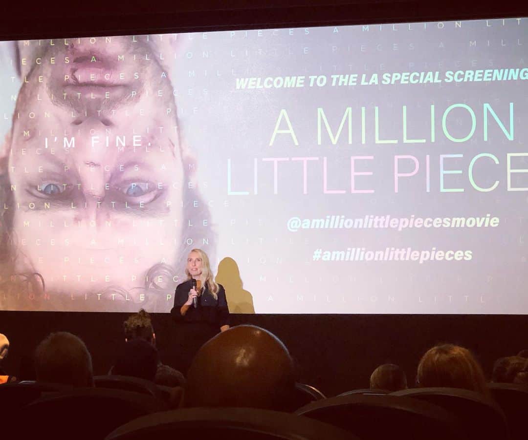 アナベル・ウォーリスのインスタグラム：「I was lucky to support @samtaylorjohnson and @aarontaylorjohnson at the screening of @amillionlittlepiecesmovie What a powerful and beautiful film. Aaron is exceptional in the lead. Sam...you are a legend as always.  Go see it when you can! Out today!!」
