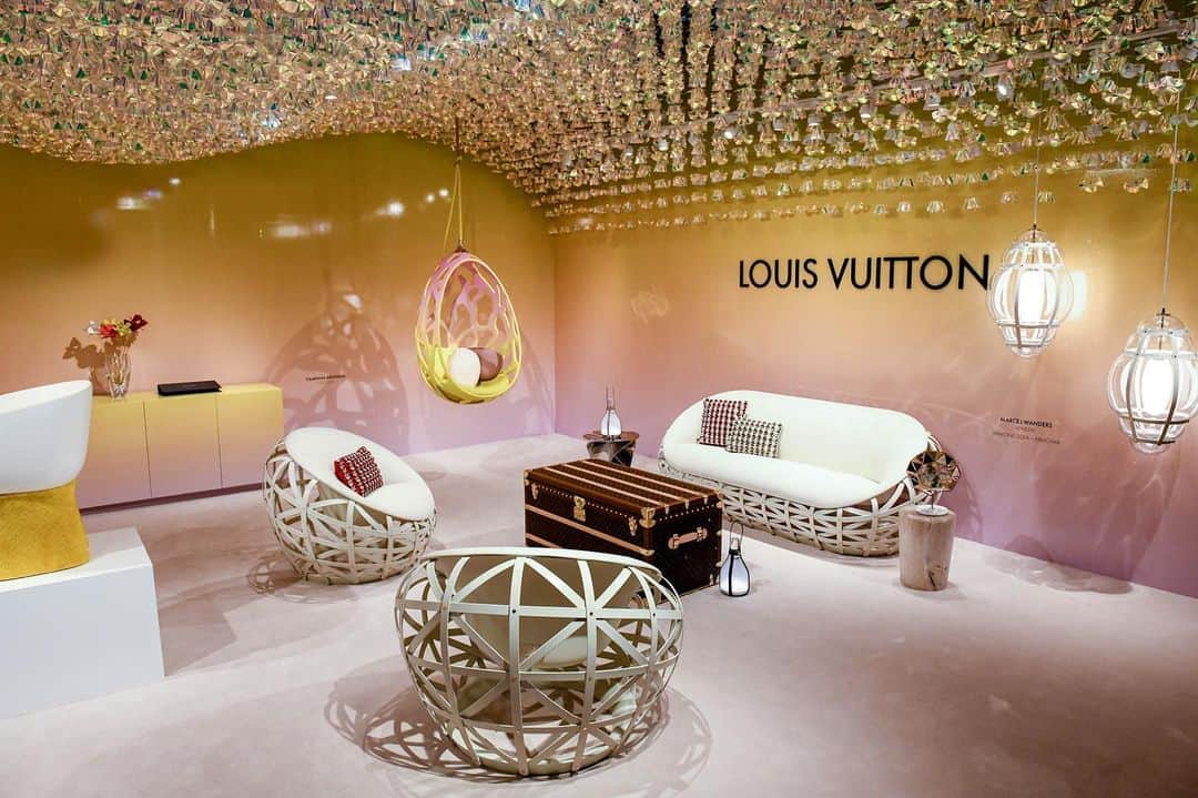 LVMHさんのインスタグラム写真 - (LVMHInstagram)「Art has always been a key source within the inspirational material that helps our Maisons unveil splendid creations. _ For Design Miami/, Louis Vuitton presents the ‘Swell Wave Shelf’ by Andrew Kudless, the designer’s first creation for the Louis Vuitton Objets Nomade collection. Louis Vuitton Objets Nomades is an ever-expanding collection of limited-edition, collectable furniture inspired by the House’s travel DNA and reinterpretations of its essential spirit. The collection weaves together Louis Vuitton’s savoir-faire and the skills of world-renowned designers to create inventive shapes, materials and products.  _ The Louis Vuitton Objets Nomades collection includes pieces imagined by some of the most creative designers of our times, including Patricia Urquiola, India Mahdavi, Atelier Oï, Atelier Biagetti, Barber&Osgerby, the Campana Brothers, Damien Langlois-Meurinne, Raw Edges, Zanellato/Bortotto, Marcel Wanders, Tokujin Yoshioka, Nendo, André Fu, and now Andrew Kudless. _ The Maison’s collection will be on show at Design Miami/ from December 4th to 8th, 2019.  #LVMH #LouisVuitton #LVObjetsNomades」12月7日 1時20分 - lvmh