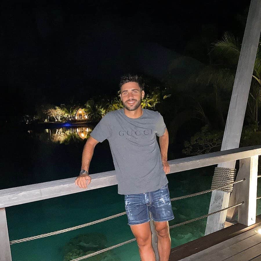 カルレス・ヒルのインスタグラム：「🌴」