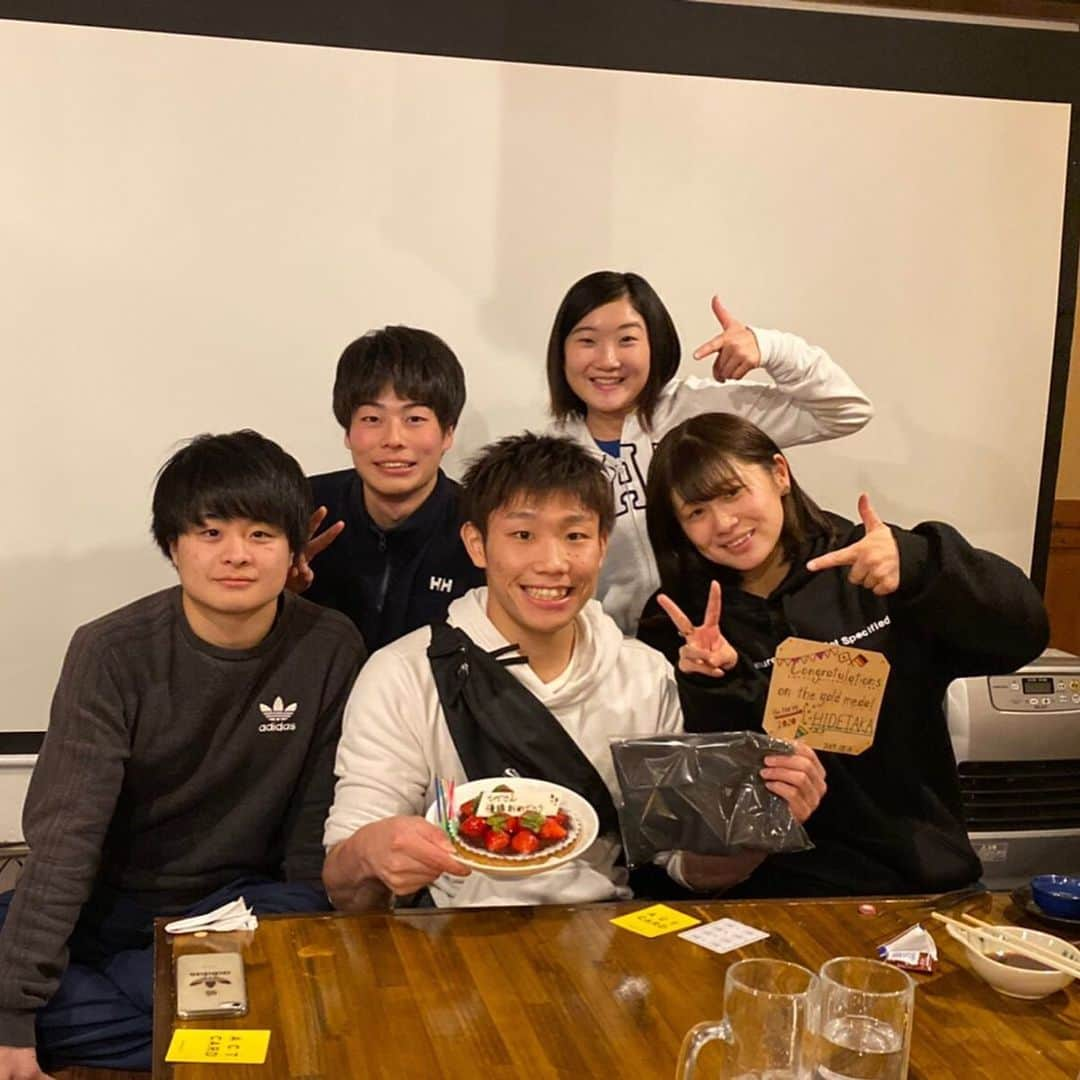 宮地秀享さんのインスタグラム写真 - (宮地秀享Instagram)「誕生日お祝い&W杯優勝お祝い🏅  いつも水しか飲まないけど楽蔵さんはお祝いごとがある度にサービスしてくれる、最高のお店です😁  2019年全ての試合を終えて 春先は不調で思うような結果を残すことができずに苦しんだけど1年を良い形で締めくくる試合内容で終えることができました！ 2020年、25歳、今がピーク 体操人生勝負の年を気持ちよく迎えられる事ができそうです😁  最後の目標は やり残しのない練習 それを掲げて文武両道頑張っていきます！  #楽蔵 #いつも#お世話になってる #つくば#1番 #オリンピック#出たい気持ち#忘れずに」12月7日 1時26分 - gymhide