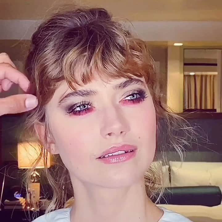 JO BAKERのインスタグラム：「I M O G E N • P O O T S 🇬🇧 Feeling berry grunge... #imogenpoots for premiere of @blackchristmas last night.  Style @karlawelchstylist  Hair @marcusrfrancis  Makeup by me #jobakermakeupartist using @armanibeauty 💋 (Holding it down for @melaniemakeup )」