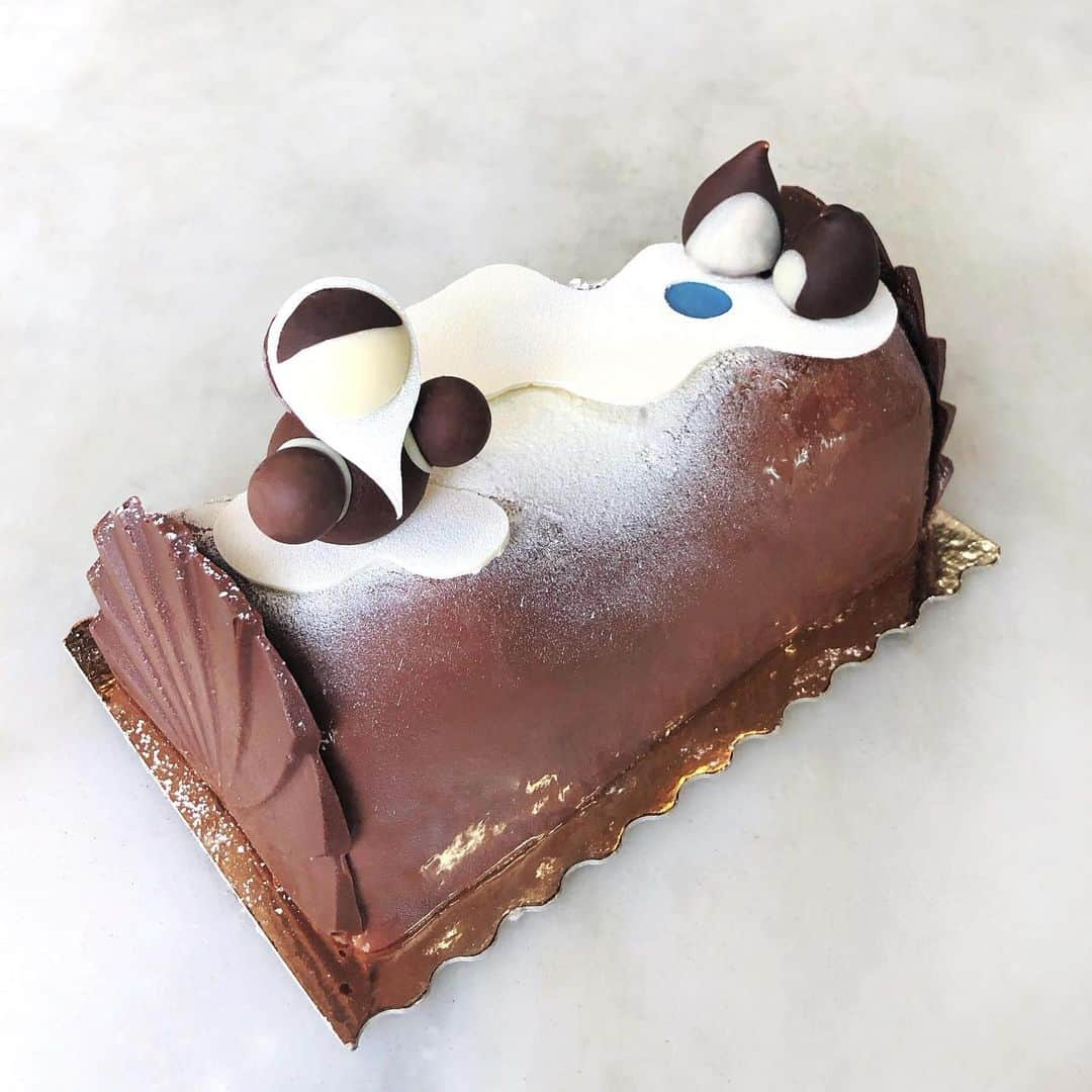 DOMINIQUE ANSEL BAKERYさんのインスタグラム写真 - (DOMINIQUE ANSEL BAKERYInstagram)「Our Double Chocolate Caramel Bûche de Noël, made with flourless chocolate biscuit, Valrhona dark chocolate ganache, and caramel ganache, topped with little chocolate eskimo and mini meringues penguins dipped in chocolate. Preorder large bûches for pick-ups in Soho, West Village, and LA from Dec 14-24.」12月7日 1時45分 - dominiqueansel