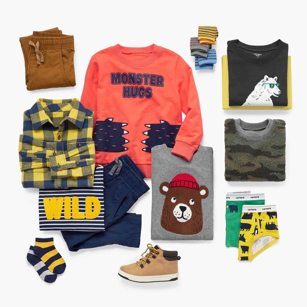 のインスタグラム：「You'll get monster hugs for getting him this... 💛🎄🐻🎁 #underthetree #babyboy #ootd #lovecarters」