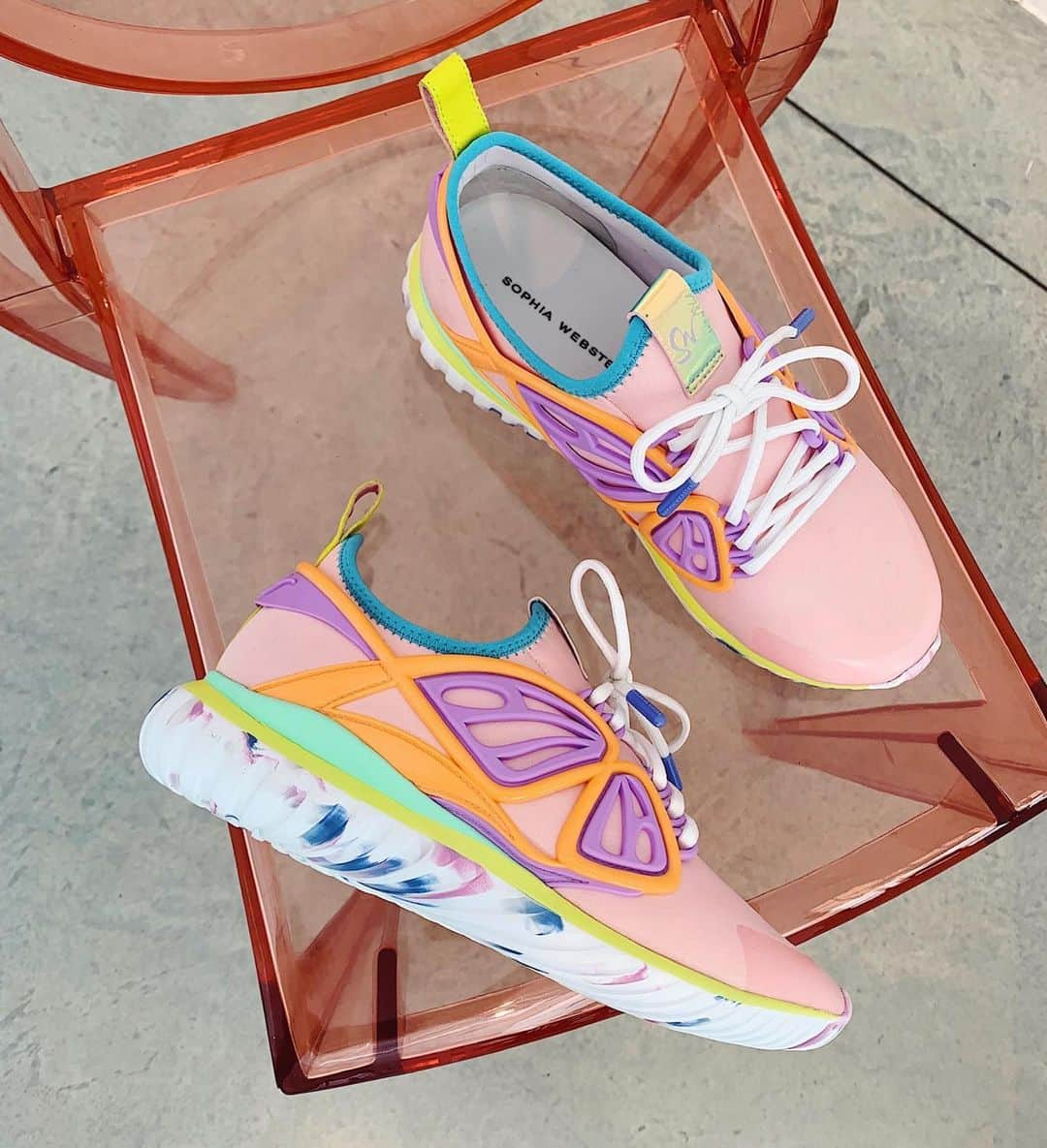 SOPHIA WEBSTERさんのインスタグラム写真 - (SOPHIA WEBSTERInstagram)「Sneaker of the week!🦋 Our fave Fly-By is here in popping pastels! 💗  #SophiaWebster #SophiaWebsterFlyBy」12月7日 2時11分 - sophiawebster