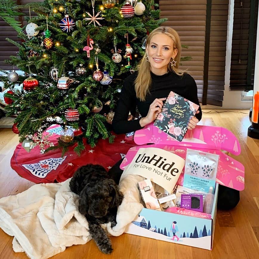 ステファニー・プラットのインスタグラム：「My Winter box arrived today!!! I’m a #fabfitfunpartner & subscriber because 1. I LOVE getting presents 🎁 and 2. @fabfitfun partners with charities & women founded companies every season ❤️. If it weren’t for this box I would never know abt the coolest new beauty products and tools- this is definitely MY FAVORITE ITEM EVER- there is a “color switch makeup brushes cleaner,” you can use your brush to do bronzer and then simply roll it on the pad AND ITS CLEAN! You can use it for highlighter now etc! COOLEST IDEA EVER!!! @mellysophiamua you need to check these out!! Max’s favorite gift is the animal cruelty free lush blankie 💕💕💕 #treatyourself #womensupportingwomen #selfcare #selflove #fabfitfun 👯‍♀️ if you want to get 10% off your first box you can use my @fabfitfun code: STEPHPRATT」