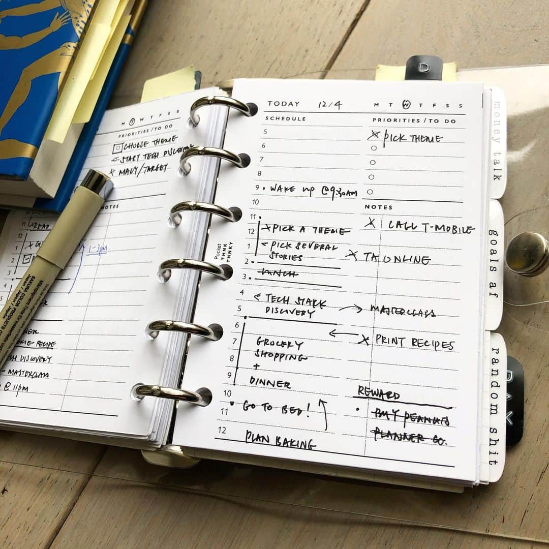 Dara M.のインスタグラム：「Some days are busier than others, but not today. I only have one thing on my list. Have a great Friday, everyone. 😎 Also, love these new tabs from @caffeineandplans #pocketplanner #pocketrings #minimalplanner #plannercommunity」