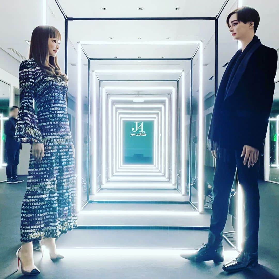 のインスタグラム：「本当にバタバタしていて時間に余裕がない日々ってあっという間に『時』というものが過ぎていくものですね😓 こちら7日前の続きになるようです。 @jun_ashida_official コレクションでは @mattkuwata_official2018 君💕とお会いしました☺️ すっかりマット加工に魅了されている私です（笑）😍 なんだか面白いですよね❣️ @taeashida 先生💕の可愛いさが引き出されていますね😍 そしてMatt君💕の横顔お美しい😍 誰よりも女子力高くて😍私のようにガサツな女子は😅見習わないとです❣️（笑） #junashida#ジュンアシダ#junashida_ss20#taeashida#芦田多恵 先生#素晴らしいコレクション#美しいコレクション#matt加工#マット加工#美少年#matt 君#mattkuwata#神田うの#unokanda」