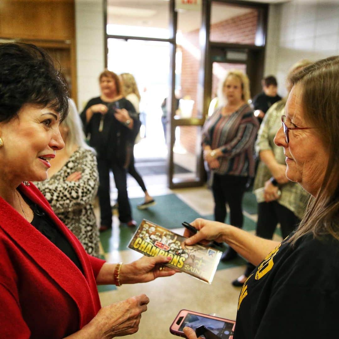 ニューオーリンズ・セインツさんのインスタグラム写真 - (ニューオーリンズ・セインツInstagram)「Mrs. Benson is visiting a number of areas around Louisiana today!  She spoke at Castor High School this morning and announced she would be donating funds that will be used for the renovation of their hallways.  Funds not used for the renovations will be donated to the Castor School General Fund in memory of Riley Jinks, a former student of Castor High School who lost his life in a horse riding accident at the age of 16  #Saints」12月7日 2時35分 - saints