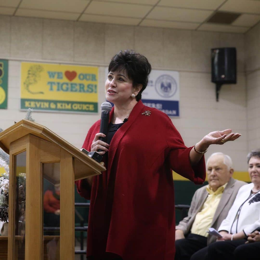 ニューオーリンズ・セインツさんのインスタグラム写真 - (ニューオーリンズ・セインツInstagram)「Mrs. Benson is visiting a number of areas around Louisiana today!  She spoke at Castor High School this morning and announced she would be donating funds that will be used for the renovation of their hallways.  Funds not used for the renovations will be donated to the Castor School General Fund in memory of Riley Jinks, a former student of Castor High School who lost his life in a horse riding accident at the age of 16  #Saints」12月7日 2時35分 - saints