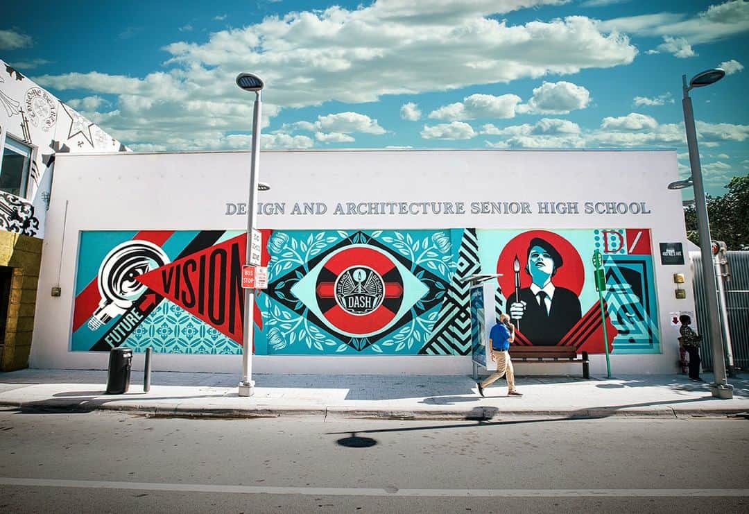 Shepard Faireyのインスタグラム：「This mural, “Future Vision,” is on the DASH School (Design and Architecture Senior High School) in the Design District of Miami. I was lucky enough to do a year of art high school, so I know how much impact a focused art curriculum can have! I had an opportunity to talk to a group of seniors about my art practice, philosophy, and the mural. I was very impressed with the questions they asked and the sophistication of their thoughts on art, design, and the world. I am confident those DASH students will develop a vision for a better future and serve as a reminder of the value of art in school.⁠ ⠀⠀⠀⠀⠀⠀⠀⠀⠀⁣⁠⠀⁠ Special thanks to my crew of Nic, Dan, and Rob for the assistance, @jonathanfurlong for documenting, the staff of @dashschool, and @hublot and @hublot_northamerica for helping support the mural production! ⁠ -Shepard⁠ Photo: @jonathanfurlong⁠ ⠀⠀⠀⠀⠀⠀⠀⠀⠀⁣⁠⠀⁠ #OBEYGIANT30TH #MIAMI #OBEY #obeygiant #SHEPARDFAIREY」