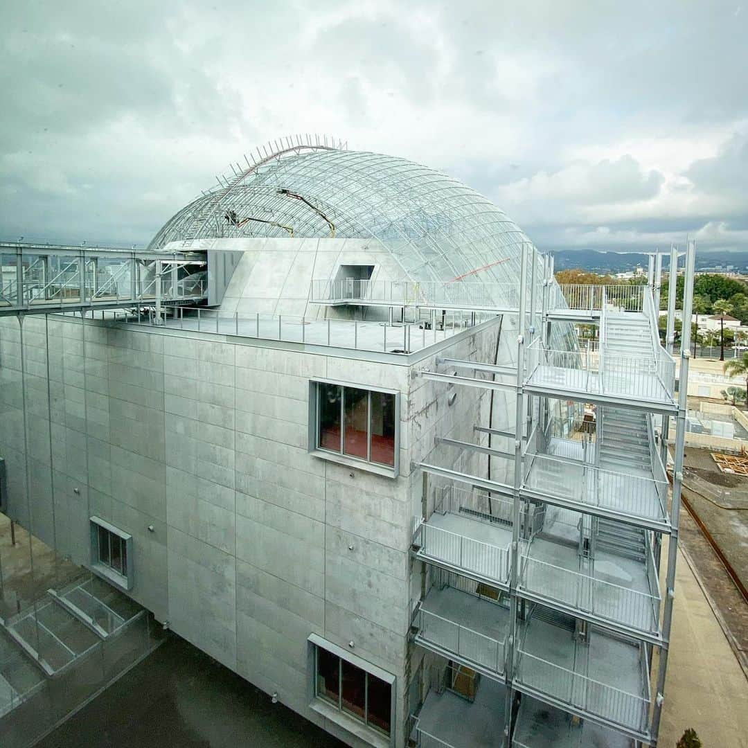 ヨアヒム・ローニングさんのインスタグラム写真 - (ヨアヒム・ローニングInstagram)「Thank you @academymuseum for giving us the grand tour of your amazing new building. Designed by Renzo Piano, the Academy Museum of Motion Pictures will open next year and inspire film lovers for generations to come. We’re so proud to be a part of it. And thank you for letting us wear those cool Academy hard hats! 🎬🎥🎬 #academymuseum」12月7日 2時45分 - joachimronning