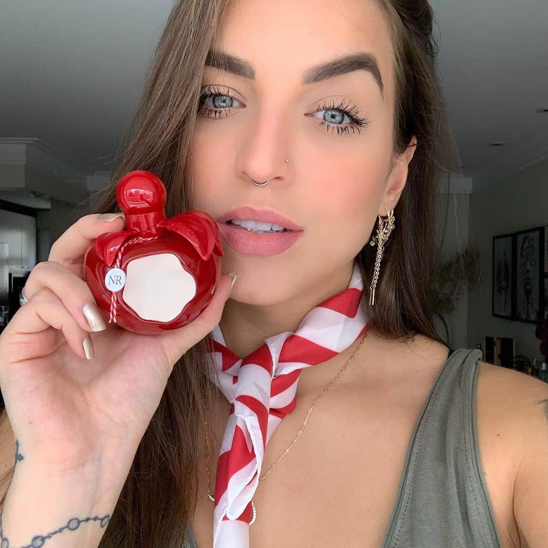 Bruna Unzuetaのインスタグラム：「Toda no close pra esbanjar meu perfume prefileto: o Nina Rouge @ninaricciparfums ❤️🍎 e genteeee, fiquem ligados nas redes sociais da @ninaricciparfums que eles estão sorteando vários presentinhos todas as manhãs. Serão várias mini competições com presentes na cor vermelha, do Natal e da Nina Rouge. 🍎 lembrando que vai até o dia 25/12 😃 #ninaricciparfums #ninarouge」